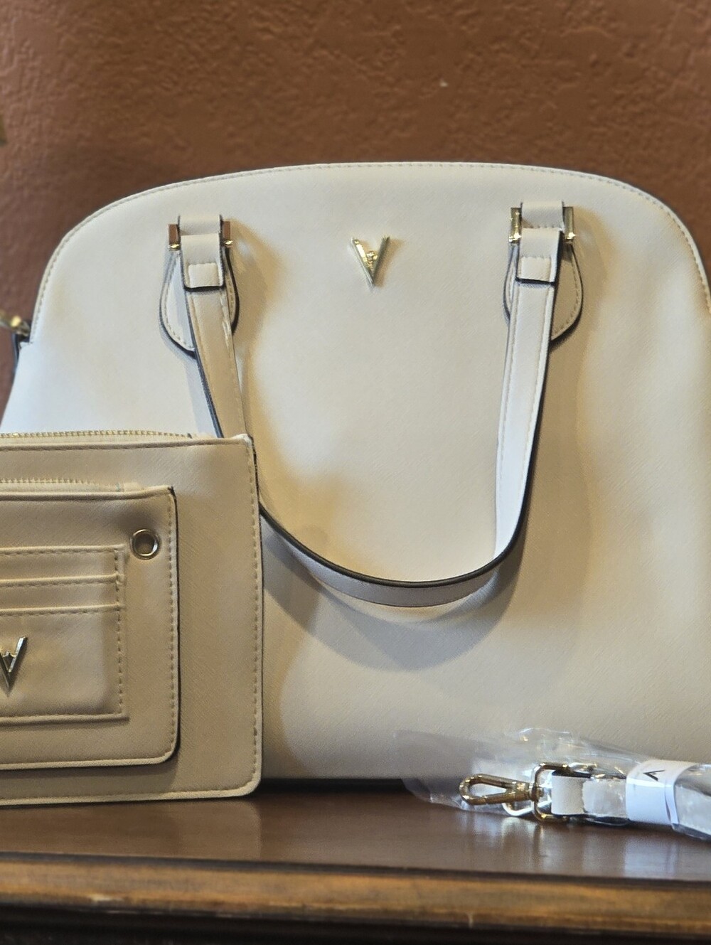 T
Vanessa Williams Cream Tote Handbag Set w/ Matching Wristlet & Crossbody